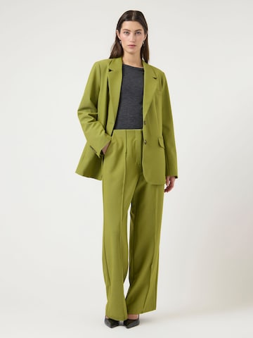 YAS Loose fit Trousers with creases 'REEMAJ' in Green: front