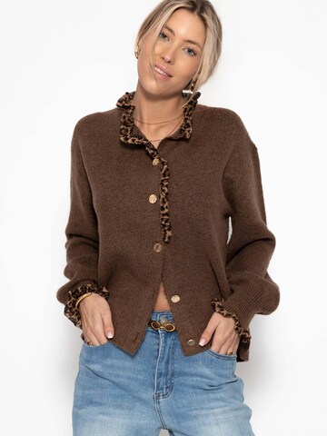 SASSYCLASSY Strickjacke in Braun: Vorderseite