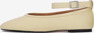 Ballerina con cinturino di Kazar Studio in giallo: frontale