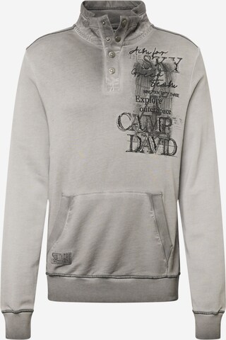 CAMP DAVID Sweatshirt i grå: framsida