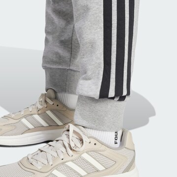 ADIDAS SPORTSWEAR Tapered Παντελόνι φόρμας 'Essentials' σε γκρι