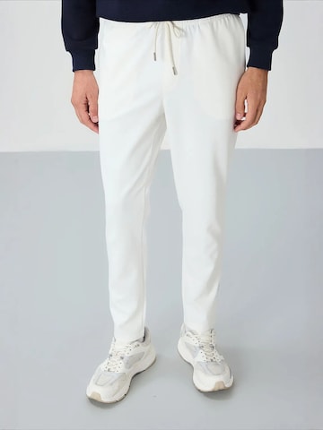 Tommy Life Tapered Workout Pants 'Jogginghose' in White