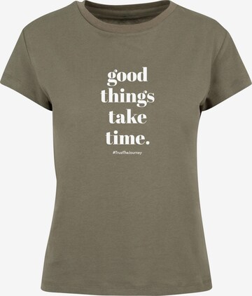 Merchcode Shirt 'Good Things Take Time' in Grün: predná strana