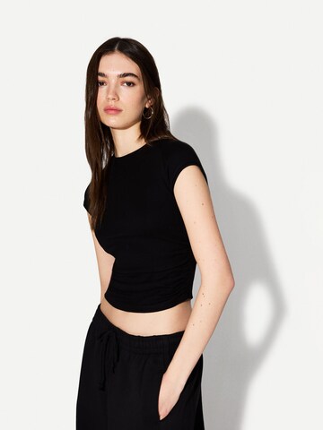 Bershka Тениска в черно: отпред