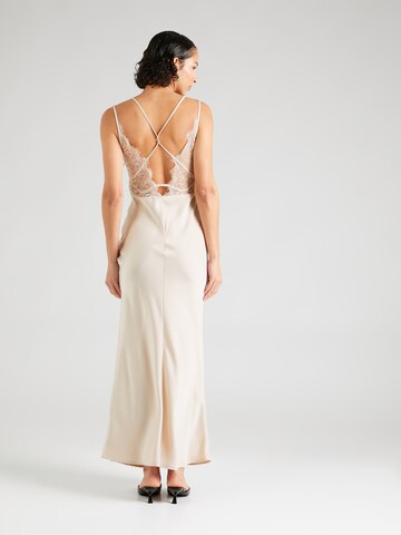 YAS - Vestido de noche 'DOTTEA' en beige