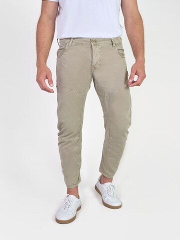 Le Temps Des Cerises Tapered Pants 'Albe' in Green: front