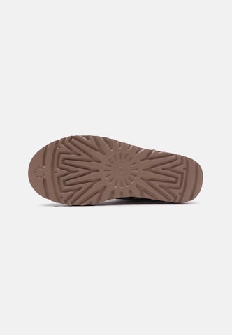 Boots 'CLASSIC ULTRA MINI' di UGG in marrone