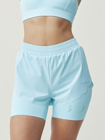 Born Living Yoga Skinny Sportshorts 'Bikila' in Blau