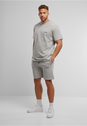 MT Upscale Regular Shorts in Grau