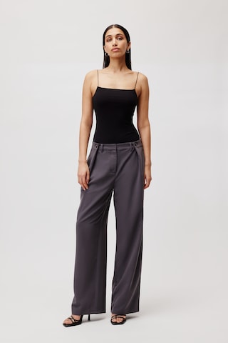 Wide leg Pantaloni con pieghe 'Frauke Tall' di LeGer by Lena Gercke in grigio