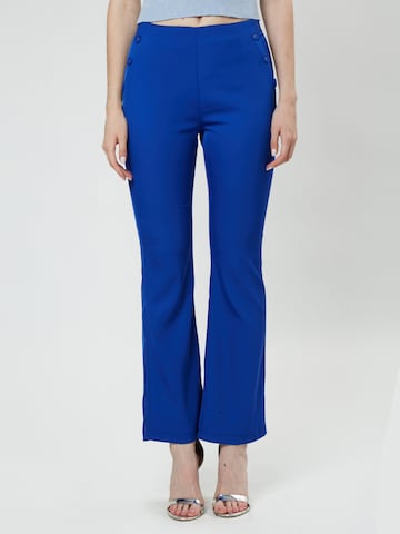 Influencer Flared Broek in Blauw: voorkant