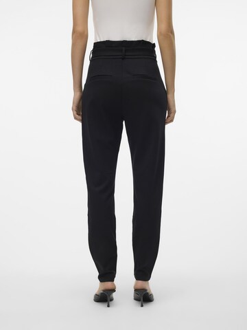 VERO MODA Slimfit Élére vasalt nadrágok 'Eva' - fekete