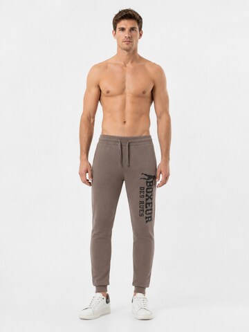 Boxeur des Rues - regular Pantalón deportivo 'Herren Jogginghose Boxeur des Rues mit Kordelzug und Bündchen, Taupe-Beige, Schwarzes vertikales Logo, Baumwolle' en beige