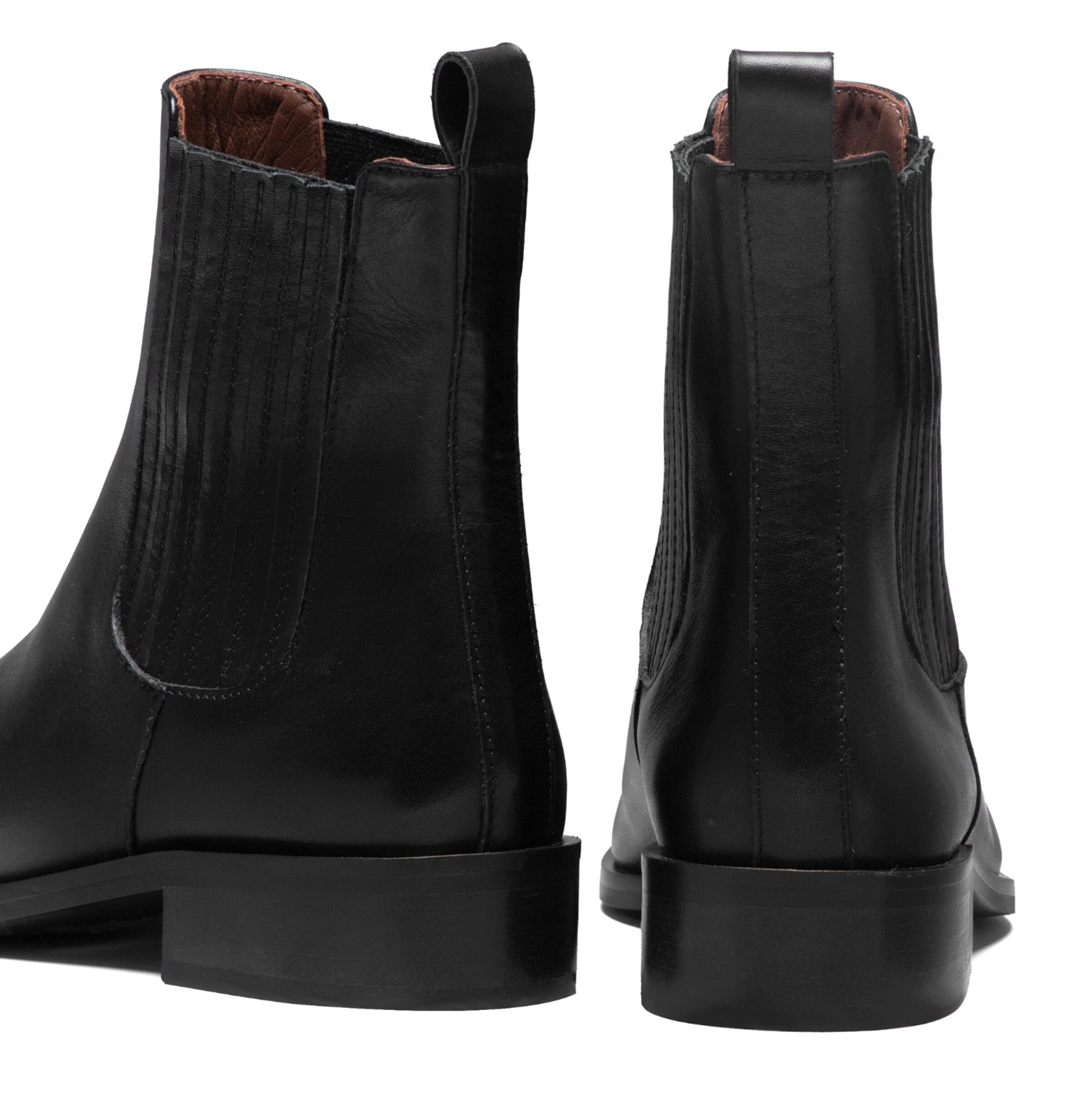 Isabel Bernard Chelsea boots in Black