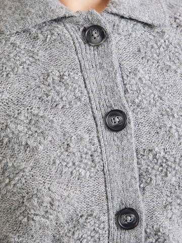 VILA Neuletakki 'VIAERY' värissä harmaa