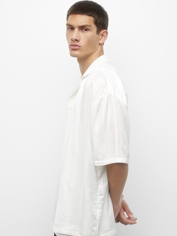 Coupe regular Chemise Pull&Bear en blanc