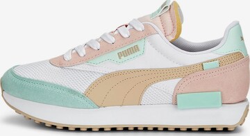 Baskets basses PUMA en blanc : devant