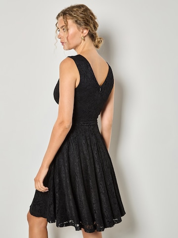 Apricot Floral Lace Fit And Flare Mini Dress ' ' in Schwarz