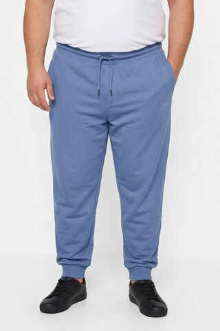 Men Plus Tapered Hose in Blau: Vorderseite