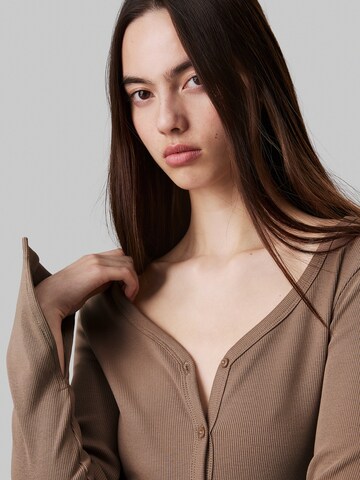 Calvin Klein Jeans Kleid in Braun