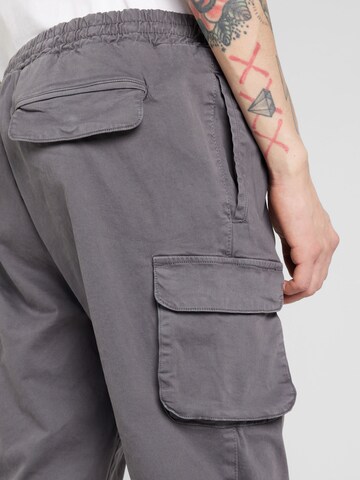 Coupe slim Pantalon cargo AÉROPOSTALE en gris