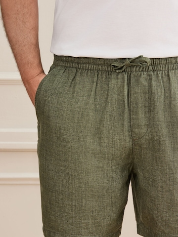 Next Regular Shorts in Grün