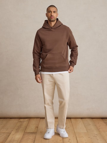 DAN FOX APPAREL Суичър 'Arvid' в кафяво