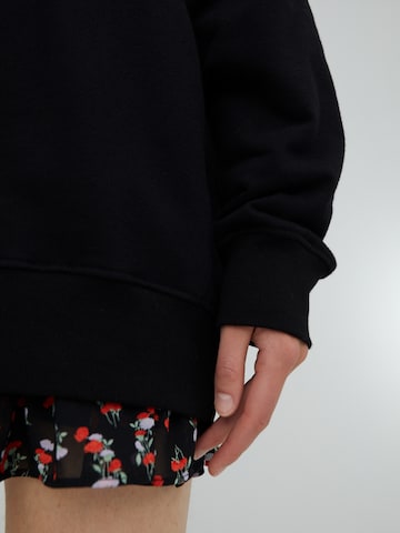 EDITEDSweater majica 'Nyla' - crna boja