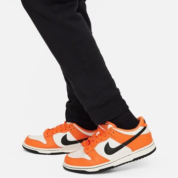 Tapered Pantaloni de la Nike Sportswear pe negru