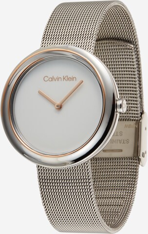 Calvin Klein - Relógios analógicos 'Twisted Bezel' em prata: frente