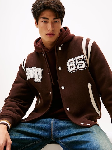 Tommy Jeans Tussenjas 'Best Varsity' in Bruin