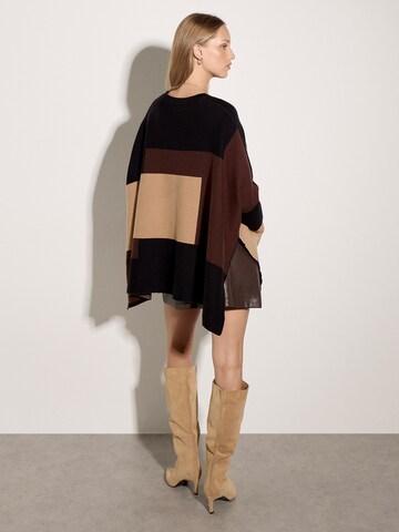 Giacchetta ' Poncho-Pullover ' di Apricot in nero