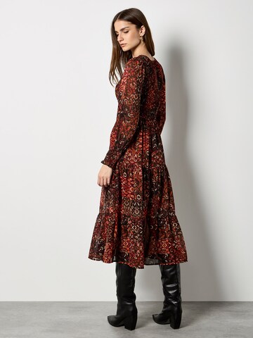 Robe ' ' Apricot en rouge