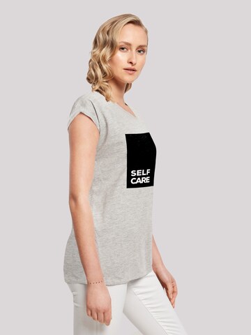 T-shirt 'Self Care' F4NT4STIC en gris