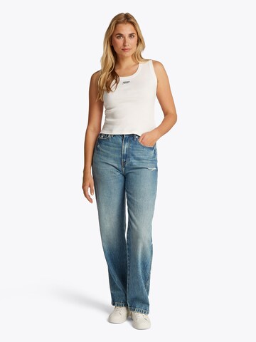 Top de la Tommy Jeans pe alb