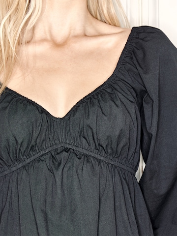 Robe 'Ines' Ema Louise x ABOUT YOU en noir