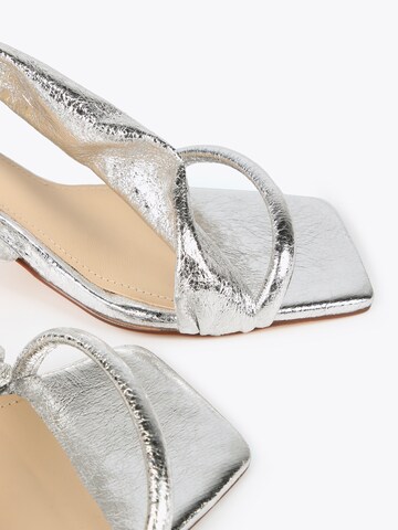 Lola Casademunt - Sandalias con hebilla en plata