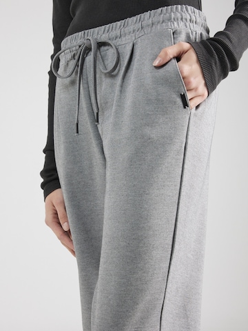 QS - regular Pantalón plisado en gris
