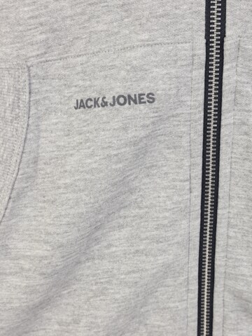 Jack & Jones Plus سترة وكنزة رياضية 'Aiden' بلون رمادي