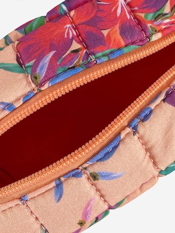 Trousse de maquillage 'Quilted Small ‘Hydrangeas’ in Light Coral Toiletry Bag / Wash Bag' Marylène Madou en rose