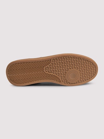 Pantofi de la Ombre pe alb