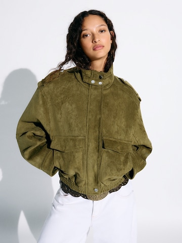 Bershka Jacke in Grün: Vorderseite