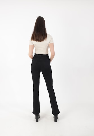 Elara Flared Jeans in Schwarz