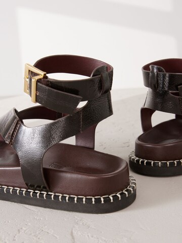 Next Sandale in Braun