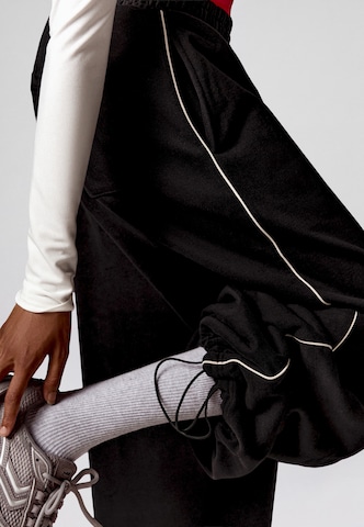 Bershka Wide leg Byxa 'DANCERS DREAM' i svart