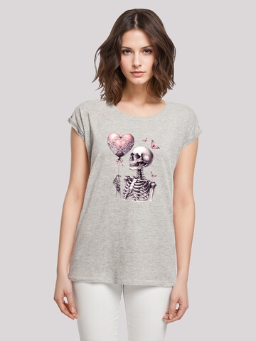 T-shirt 'Skelett hält Herzballon' F4NT4STIC en gris : devant