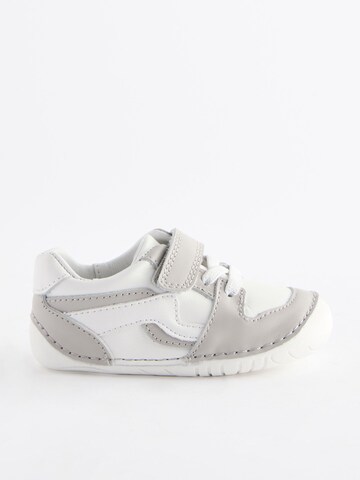 Sneaker de la Next pe gri