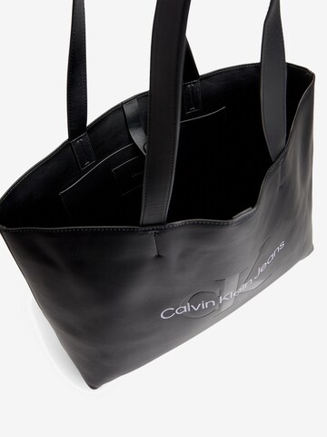 Plase de cumpărături de la Calvin Klein Jeans pe negru