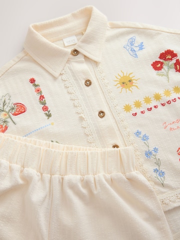 Next Set: Bluse und Shorts in Beige
