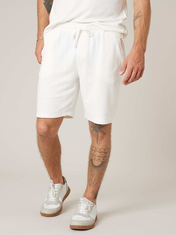 Regular Pantalon 'Tovin' Deeluxe en blanc : devant